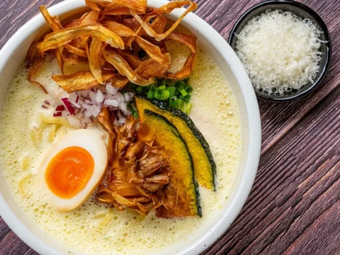 秋の味覚が溶け込む一杯！「鶏白湯ラーメン 白鶏舎」から期間限定「秋彩 実りの鶏白湯」が新登場