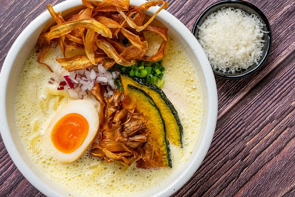 秋の味覚が溶け込む一杯!「鶏白湯ラーメン 白鶏舎」から期間限定「秋彩 実りの鶏白湯」が新登場