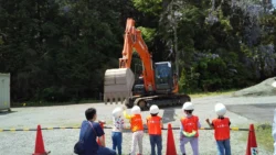 本物の重機に触れる！子どもたちが整備工場で「はたらくくるま」を操縦できる体験型一時保育『カーいく』が八王子で開催