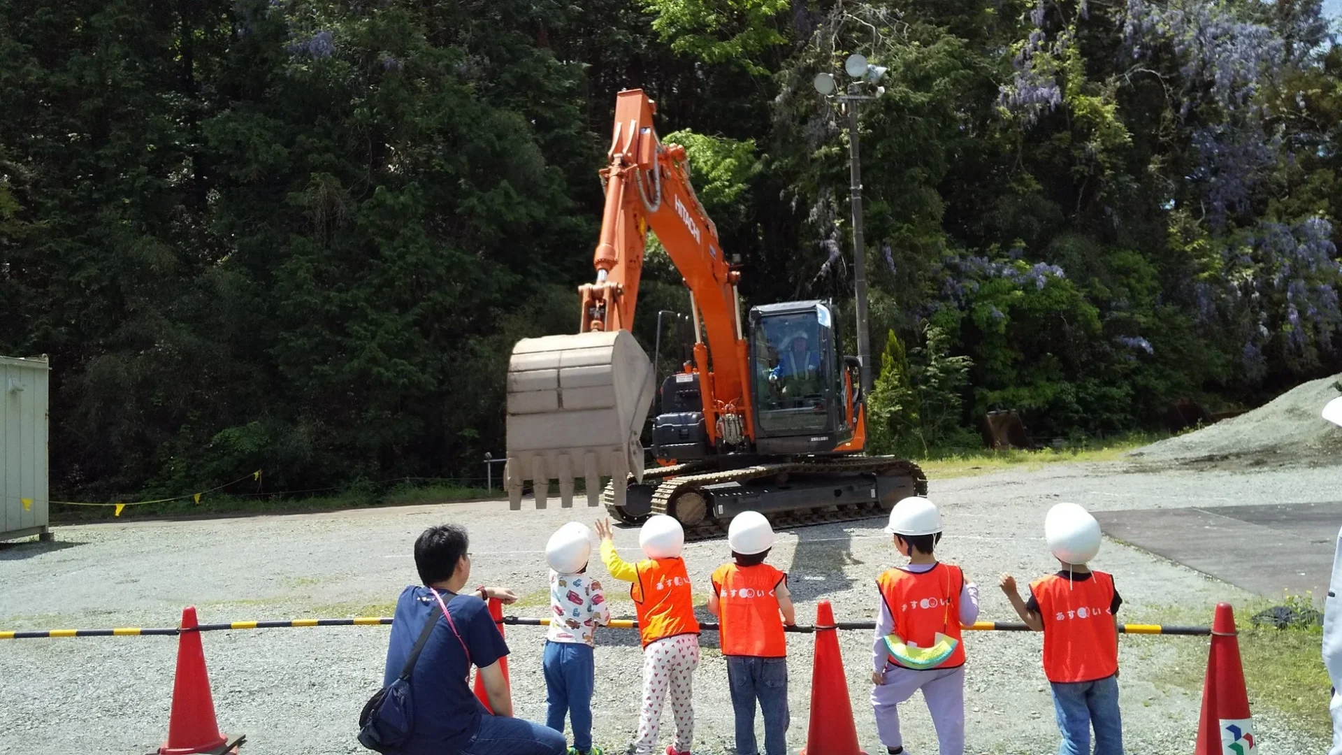 本物の重機に触れる!子どもたちが整備工場で「はたらくくるま」を操縦できる体験型一時保育『カーいく』が八王子で開催