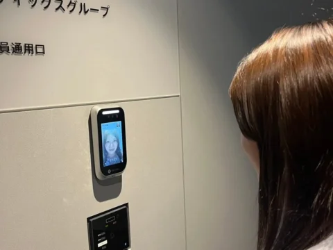 「手ぶら」で瞬時打刻！顔認証で勤怠管理が劇的に進化、不正も防ぐ「CX勤怠」新連携パッケージ登場
