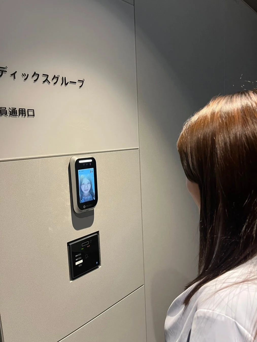 「手ぶら」で瞬時打刻!顔認証で勤怠管理が劇的に進化、不正も防ぐ「CX勤怠」新連携パッケージ登場
