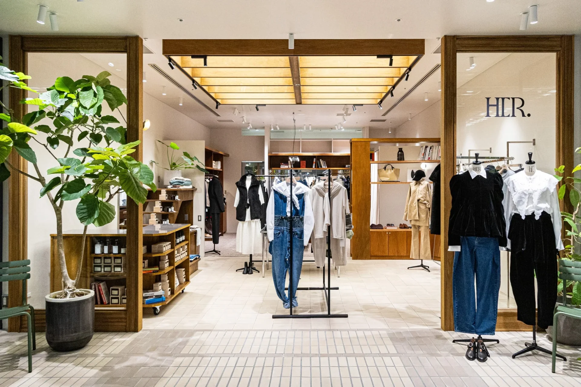 「まるで彼女の部屋」新宿に誕生したセレクトショップ『HER.』の魅力とは?