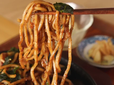 東京駅「dancyu食堂」に新定番！半年かけて開発された“麺が主役”の「究極の焼きそば1.0定食」が登場