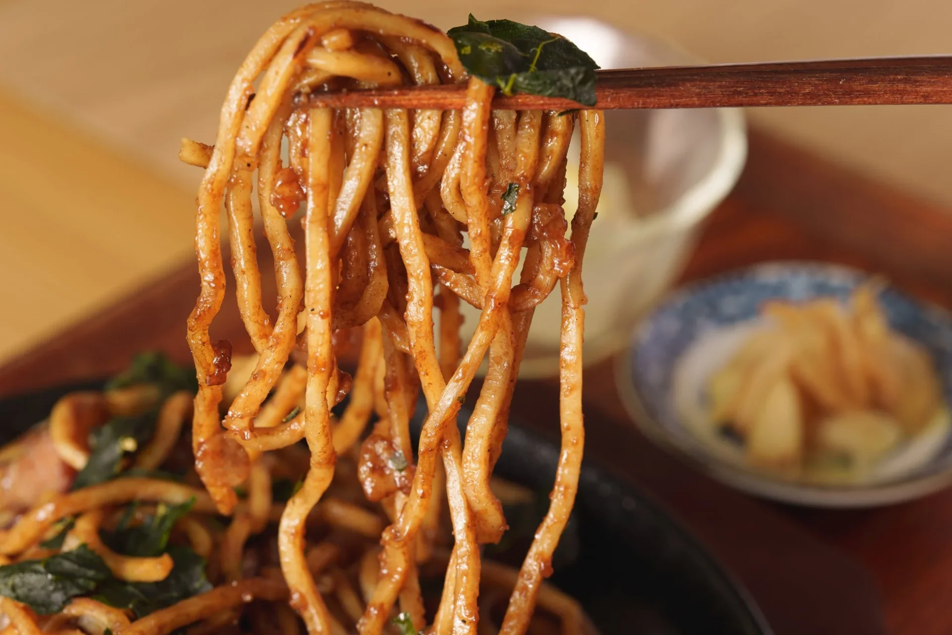 東京駅「dancyu食堂」に新定番!半年かけて開発された“麺が主役”の「究極の焼きそば1.0定食」が登場