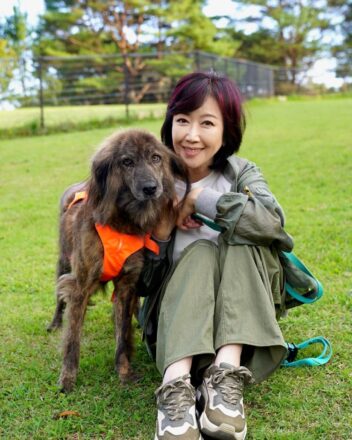 アンバサダーの伍代夏子氏が尾道刑務支所を訪問し保護犬育成プログラムを視察