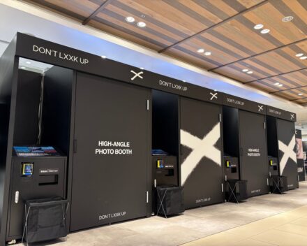 韓国発・ハイアングル撮影で話題のセルフフォトブース「DON’T LXXK UP」が日本本格進出！東京（新宿マルイ本館）・大阪（なんばマルイ）に期間限定店舗を連続オープン