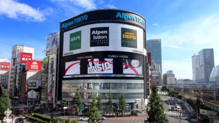 西武新宿駅前の大型ビジョン「ユニカビジョン」で「＝LOVE」のLIVE映像を3曲フル尺で放映