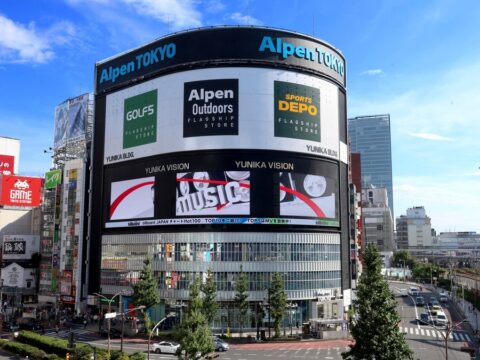 西武新宿駅前の大型ビジョン「ユニカビジョン」で「＝LOVE」のLIVE映像を3曲フル尺で放映