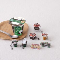雪印メグミルク×バンダイ 「雪印メグミルク ミニチュアチャーム～ゼリー＆プリンシリーズ～」 2026年10月より全国の「ガシャポン®」自販機にて順次発売！