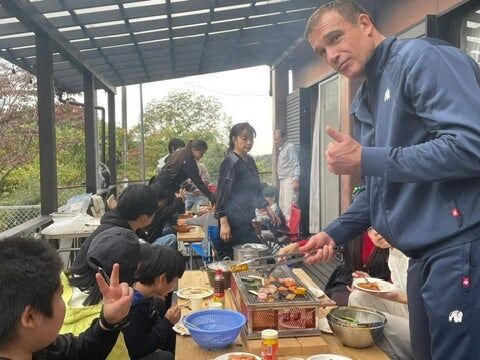 K-1レジェンドが本物のサンタに。ピーター・アーツと川畑秀雄監督、児童養護施設9カ所以上の支援から生まれた絆。旧千葉真一邸で子どもたちとBBQ・薪割り・大自然ハナのサンタ聖地の冬休み！