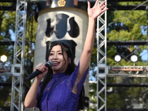 小田原の歌姫・門松みゆき、故郷に凱旋！地元の象徴「小田原提灯」に彩られた特別ステージで熱唱ダイナシティ小田原で新曲発売記念ミニライブを開催ファンへ感謝の歌声を届ける
