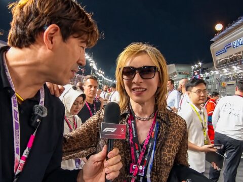 YOSHIKI 、熱戦のF1シンガポールGP決勝前のパドックに登場！ 世界のVIPが集う華やかな舞台で熱い視線