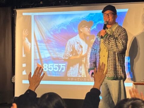 アーティスト・ずま（虹色侍）さんが来校トーク＆ライブ形式の「SHOW!音楽エンタテイメントゼミ」を開催～SNSで音楽を届ける工夫を学び、即興ソングを間近で体感～
